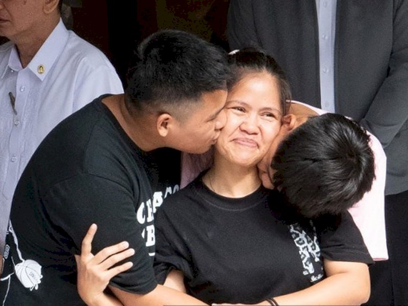 Mary Jane Veloso (tengah) berkumpul kembali dengan kedua putranya setelah ia tiba di Lembaga Pemasyarakatan Perempuan di Manila pada Rabu (18/12/2024). Mary Jane Veloso, seorang warga Filipina yang menghabiskan hampir 15 tahun dalam hukuman mati di Indonesia, mendarat di Manila pada 18 Desember pagi di mana ia dibawa ke penjara setempat setelah kesepakatan pemulangan yang telah berlangsung selama bertahun-tahun.(AFP/TED ALJIBE)