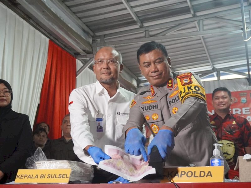 Kapolda Sulawesi Selatan, Irjen Pol Yudhiawan Wibisono bersama pihak Bank Indonesia mempelihatkan barang bukti uang palsu di Polres Gowa, Kamis (19/12/2024). @Jejakfakta/Istimewa