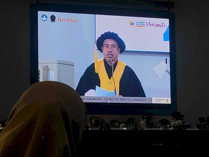 Prof. Ridhah Taqwa menyampaikan pidato ilmiah saat pengukuhan guru besar tetap Fakultas Ilmu Sosial dan Politik Universitas Sriwijaya, Kamis (19/12/2024). @Jejakfakta/Istimewa