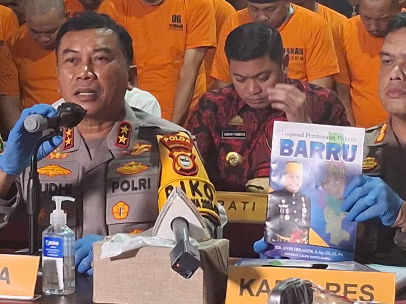 Kapolda Sulawesi Selatan, Irjen Pol Yudhiawan Wibisono saat menggelar konfrensi pers di Polres Gowa, Kamis (19/12/2024). @Jejakfakta/Samsir