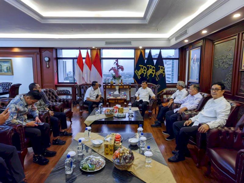 Menteri Hukum Supratman Andi Agtas, menerima kepengurusan Palang Merah Indonesia masa bakti 2024-2029 dibawah kepemimpinan Jusuf Kalla (JK) di Kantor Kementerian Hukum Jakarta, Jumat (20/12/2024). @Jejakfakta/Media PMI