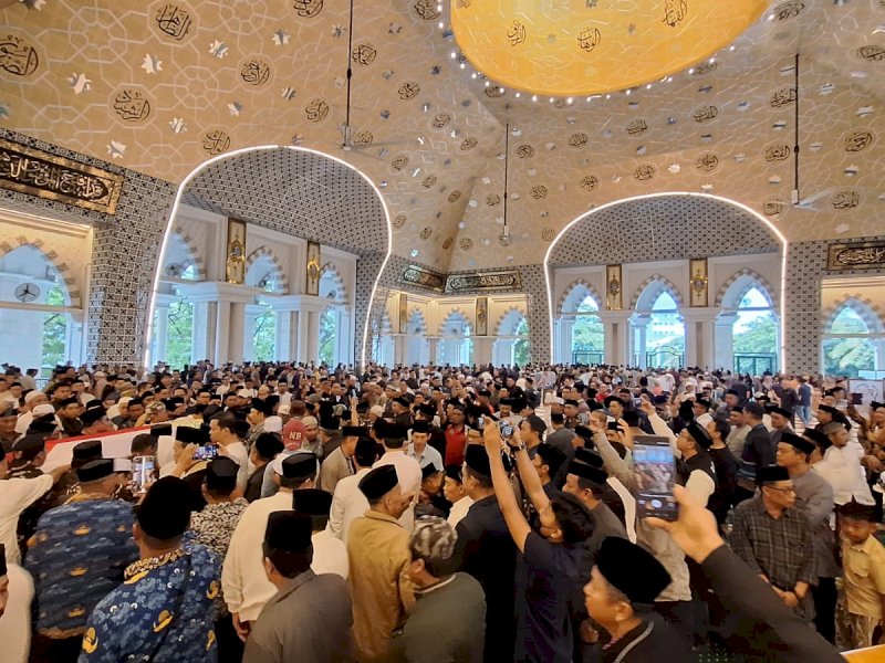Ribuan warga mengantar jenazah Muh. Tonang dari Masjid Raya Makassar usai disalatkan, untuk selanjutya dimakamkan di Pemakaman Darussalam Valley Kab. Gowa. @Jejakfakta/Istimewa
