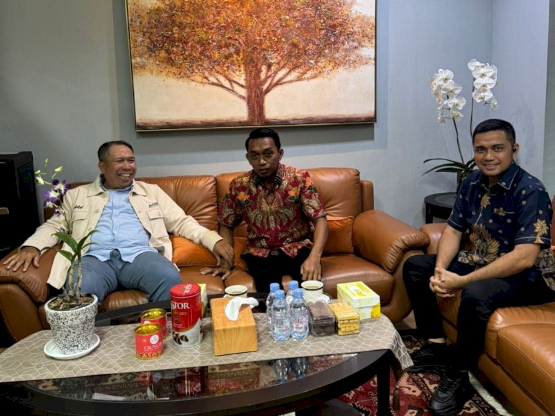 Syaharuddin Alrif silaturahmi dengan Direktur SDM & Umum BPJS Kesehatan, Andi Afdal, untuk membahas program kerja unggulan yang akan dijalankan pada periode 2024-2029. @Jejakfakta/Istimewa