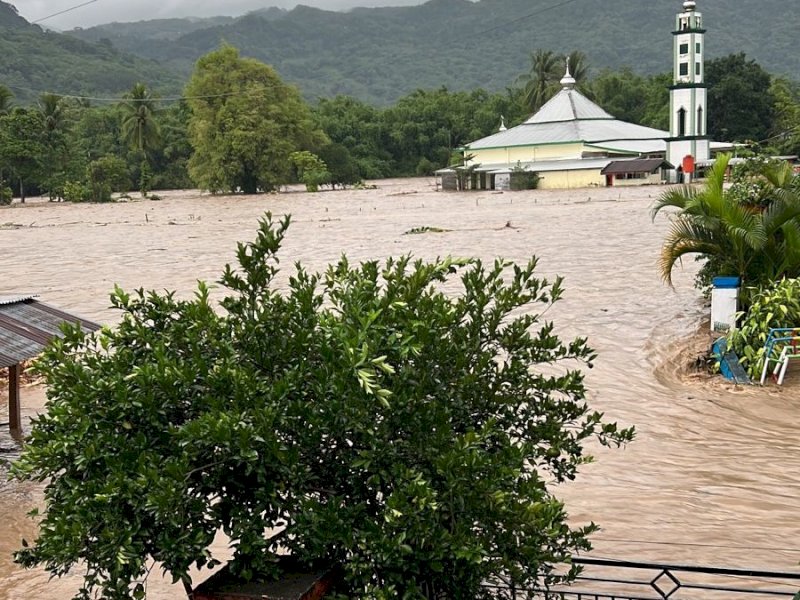 Banjir kembali melanda Kabupaten Maros, Sulawesi Selatan (Sulsel). Tidak hanya di kawasan perkotaan, banjir terparan di pegunungan tepatnya di Kecamatan Cenrana dan Kecamatan Camba turut direndam banjir, Sabtu (21/12/2024). @Jejakfakta/Foto Warga