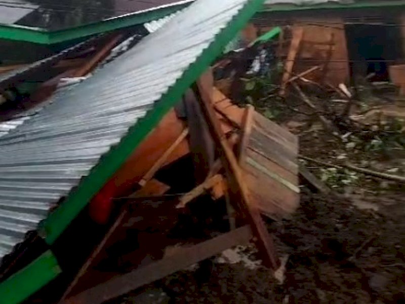 Longsor di Dusun Teppoe, Desa Mattabulu, Kabupaten Soppeng, menimpa sedikitnya 10 rumah warga, dan satu orang masih dinyatakan hilang. @Jejakfakta/Tangkapan Layar