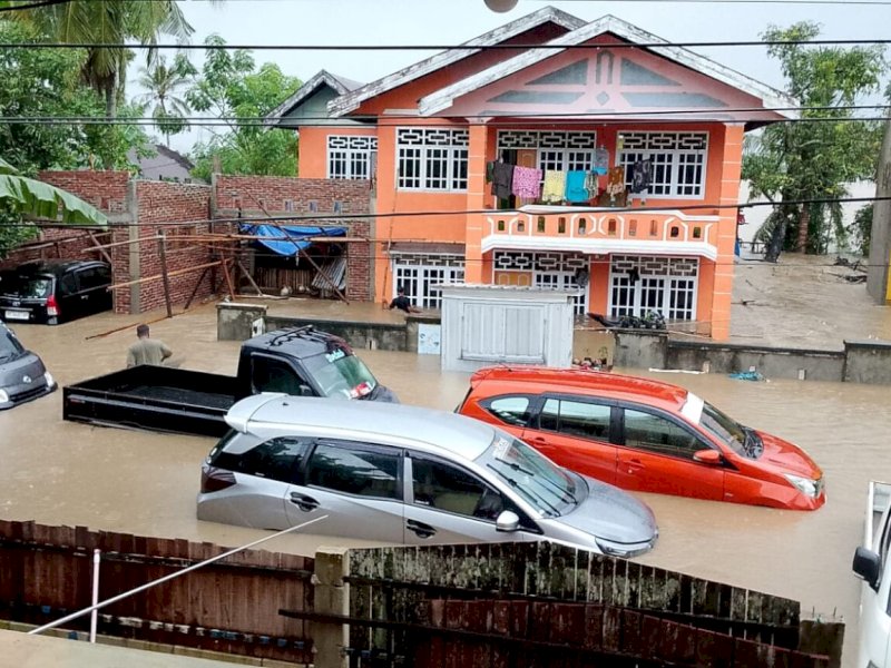Sejumlah mobil dan ratusan pemukiman warga terendam banjir di Dusun Pacciro Kecamatan Takkalasi Kabupaten Barru, Sulawesi-Selatan (Sulsel) Sabtu, (21/12/2024). @Jejakfakta/dok. Warga