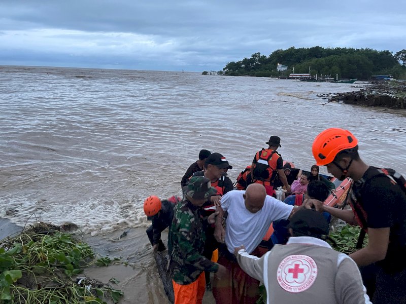 Petugas Rescuer melakukan evakuasi beberapa titik banjir warga yang terjebak banjir karena akses putus di Kabupaten Barru, Sabtu (21/12/2024). @Jejakfakta/Basarnas Makassar