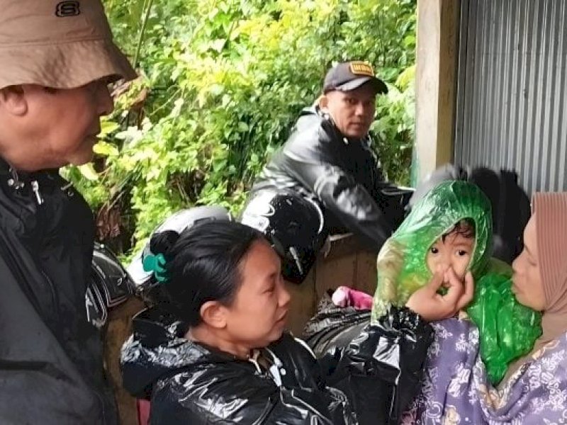 Bupati Soppeng, Andi Kaswadi Razak, langsung turun ke lokasi bencana longsor dan memimpin evakuasi korban di Dusun Teppoe, Desa Mattabulu, Kecamatan Lalabata, Kabupaten Soppeng, Sabtu (21/12/2024). @Jejakfakta/Istimewa