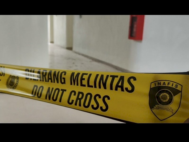 Pihak Kepolisian memasang garis police line di apartemen RSUD Hajjah Andi Depu, Polman, untuk mengamankan lokasi kejadian dan memudahkan penyelidikan. @Jejakfakta/Istimewa