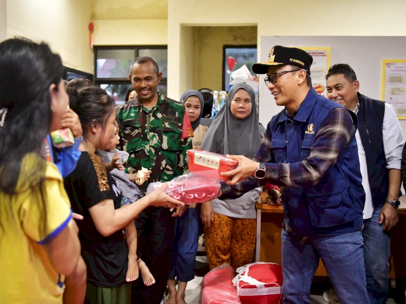Pj Gubenur Sulsel, Zudan Arif Fakrulloh, saat memberikan bantuan ke lokasi pengungsian banjir di Taman Pendidikan Al-Qur'an Jabal Nur dan Kantor Lurah Katimbang di Kecamatan Biringkanaya pada Sabtu (21/12/2024). @Jejakfakta/Istimewa