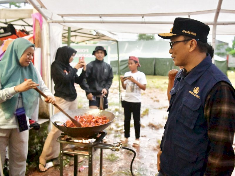 Penjabat Gubernur Sulsel, Zudan Arif Fakrulloh, saat kunjungan ke lokasi pengungsian yang terletak di Kantor Lurah Katimbang, Kecamatan Biringkanaya, Sabtu (21/12/2024) kemarin. @Jejakfakta/Istimewa