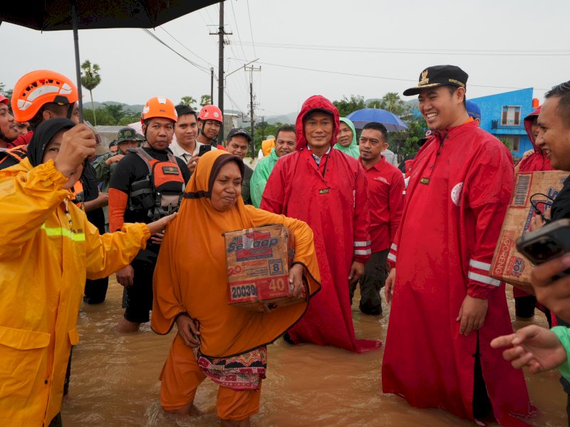 Penjabat Gubernur Sulsel, Zudan Arif Fakrulloh, bersama Bupati Pangkep MYL memantau penyaluran bantuan untuk masyarakat di sejumlah titik-titik terdampak banjir, di Kabupaten Pangkep, Minggu (22/12/2024). @Jejakfakta/Istimewa