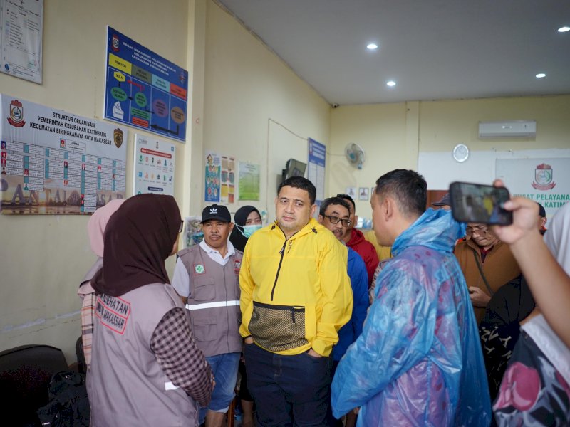 Munafri Arifuddin (Appi), bersama rombongan memantau kondisi pengungsi serta menyalurkan bantuan logistik untuk warga terdampak di Kecamatan Biringkanaya, Kota Makassar, Minggu (22/12/2024). @Jejakfakta/Istimewa