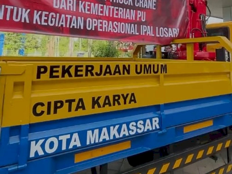 Truk crane hibah dari Kementerian PU kepada Pemkot Makasar untuk PDAM operasikan dalam kegiatan IPAL Losari. Serah terima, Selasa (3/12/2024).