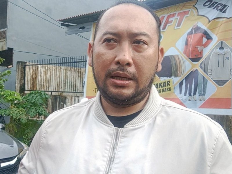 Sekretaris Dinsos Kota Makassar, Andi Pangerang Nur Akbar saat ditemui di lokasi banjir di Kecamatan Manggala, Minggu (22/12/2024). @Jejakfakta/Samsir