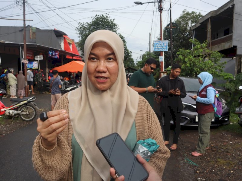 Kepala Dinas Kesehatan Kota Makassar, dr. Nursaidah Sirajuddin saat ditemui di lokasi banjir di Kecamatan Manggala, Minggu (22/12/2024). @Jejakfakta/Samsir