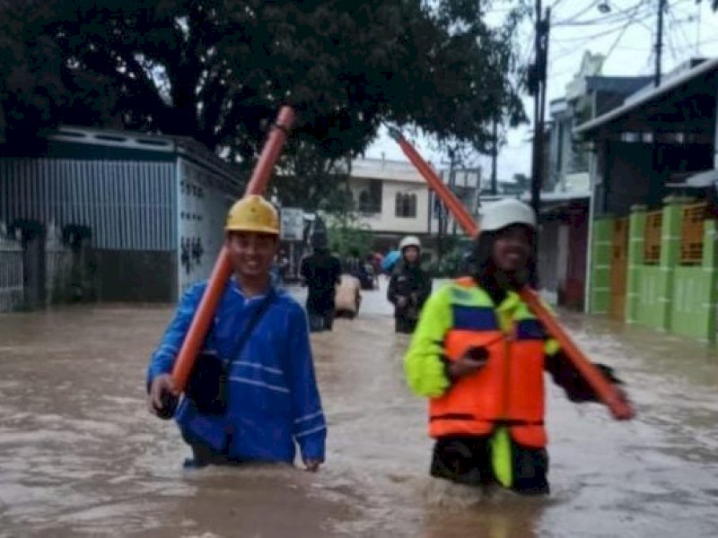 PT PLN (Persero) bergerak cepat memulihkan pasokan listrik yang terdampak bencana banjir dan longsor di Sulawesi Selatan. Cuaca ekstrem yang berlangsung sejak 18 Desember 2024 menyebabkan ribuan pelanggan listrik mengalami pemadaman. @Jejakfakta/dok. PLN