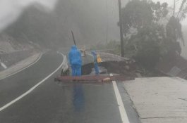 Jalan Poros Barru-Soppeng di Bulu Dua Amblas, Bina Marga Sulsel Kerahkan Alat Berat