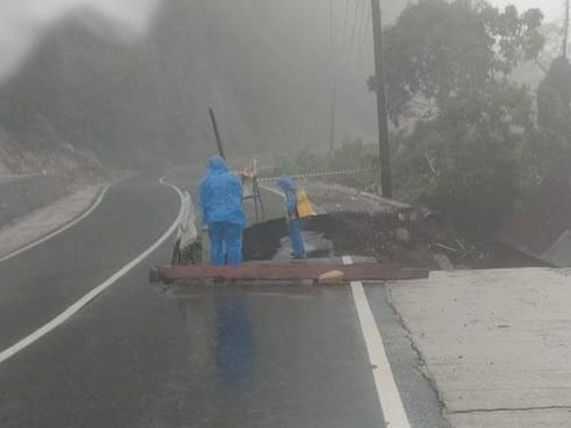 Jalan Poros Barru-Soppeng atau jalur bulu dua di Kabupaten Soppeng, amblas, Minggu (22/12/2024) @Jejakfakta/dok. istimewa

