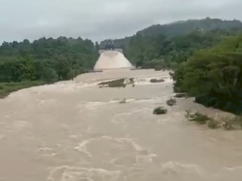 Kondisi bendungan Bili-bili Kabupaten Gowa, Sulawesi Selatan (Sulsel), dilaporkan masih berstatus normal sejak dibuka pintu pelepasan air pada Senin (23/12/2024). @Jejakfakta/Samsir