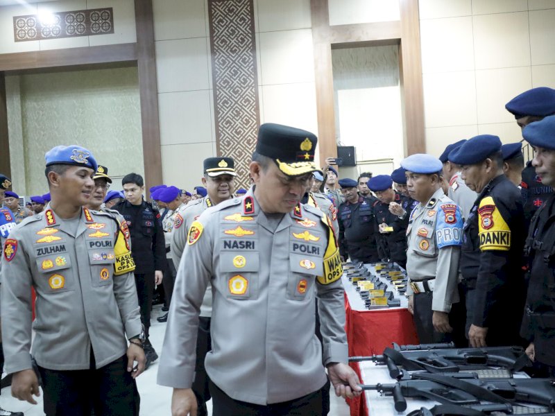 Wakapolda Sulawesi Selatan, Brigjen Pol Nasri melakukan pemeriksaan senjata api yang berlangsung di Aula Mappaodang, Senin (23/12/2024). @Jejakfakta/Istimewa