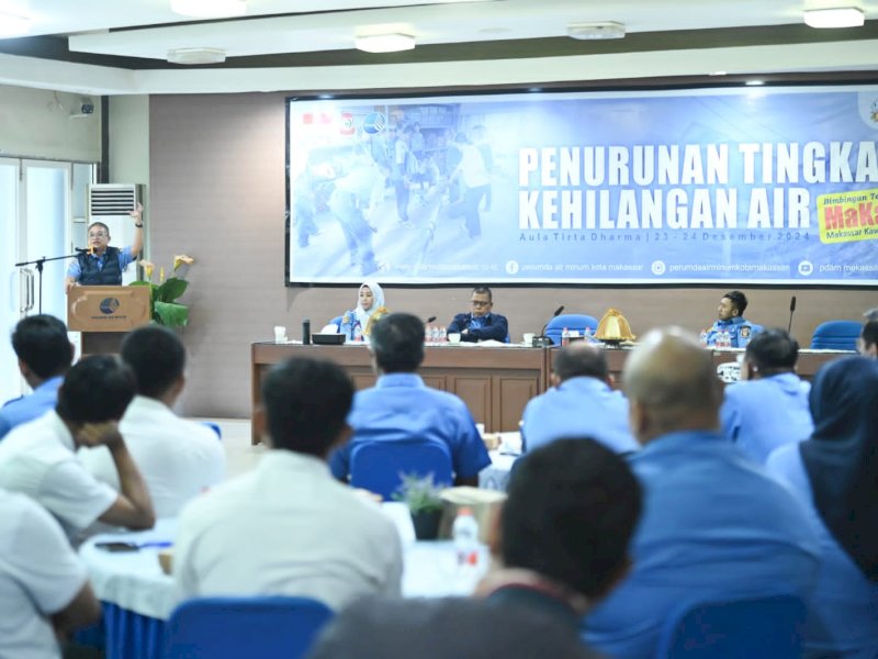 Dirut Perumda Air Minum Makassar Beni Iskandar, Senin (23/12/2024), membuka Bimbingan Teknis (Bimtek) penanganan kehilangan air yang melibatkan 45 pegawai, di Aula Tirta Dharma Perumda Air Minum Kota Makassar. 