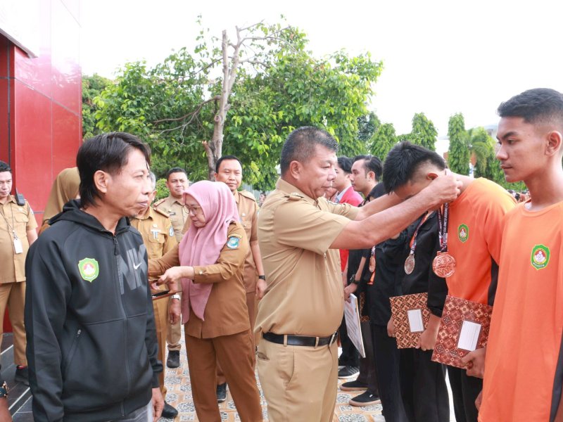 Bupati Bulukumba Andi Muchtar Ali Yusuf menyerahkan Piagam Penghargaan kepada atlet tinju Bulukumba yang meraih medali pada Kejuaraan Daerah (Kejurda) Pertina Sulawesi Selatan, Senin (23/12/2024). @Jejakfakta/Istimewa