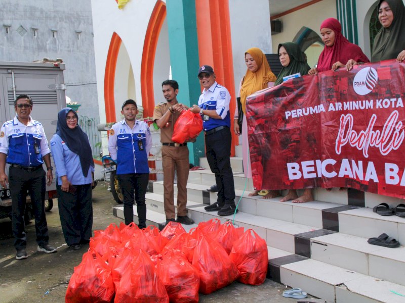 Manajemen Perumda Air Minum Kota Makassar, Selasa (24/12/2024), menyerahkan bantuan kepada pengungsi yang terdampak banjir di Antang, Manggala, Makassar.