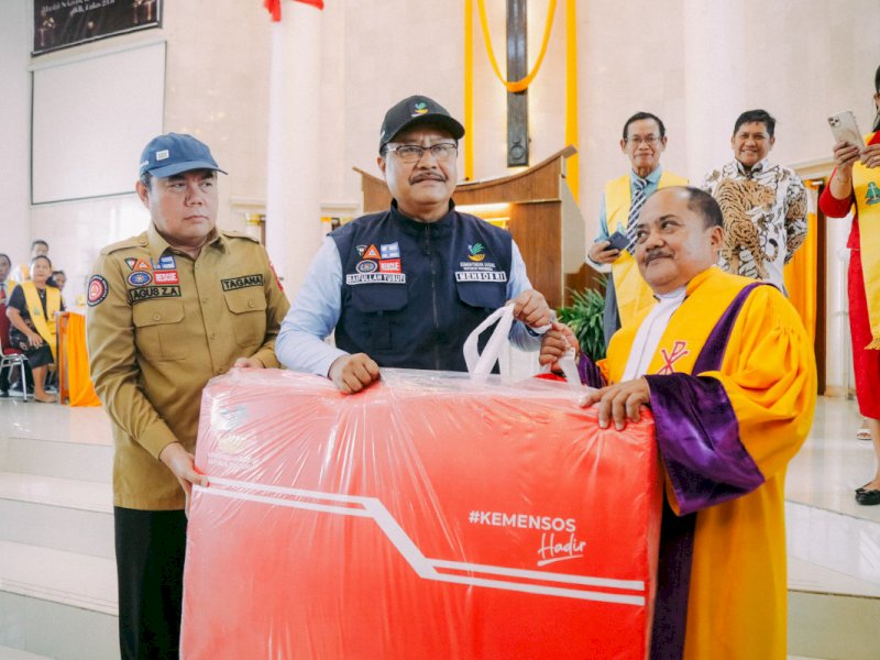 Menteri Sosial Saifullah Yusuf  menyalurkan bantuan pada warga yang terdampak banjir dari gereja di Makassar, Rabu (25/12/2024). @Jejakfakta/dok. Kemensos