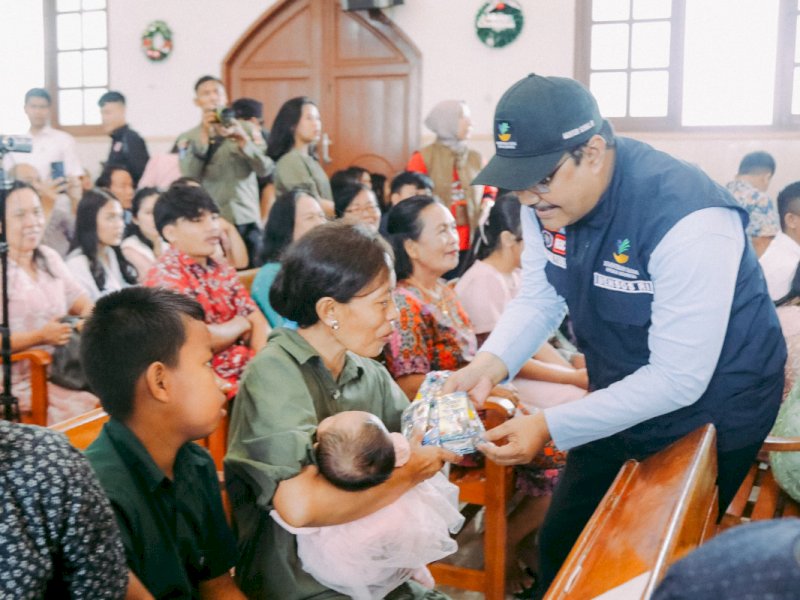 Menteri Sosial Saifullah Yusuf atau Gus Ipul menyapa ratusan jemaat gereja yang merupakan korban terdampak banjir di Makassar,  Rabu (25/12/2024) pagi. @Jejakfakta/Kemensos
