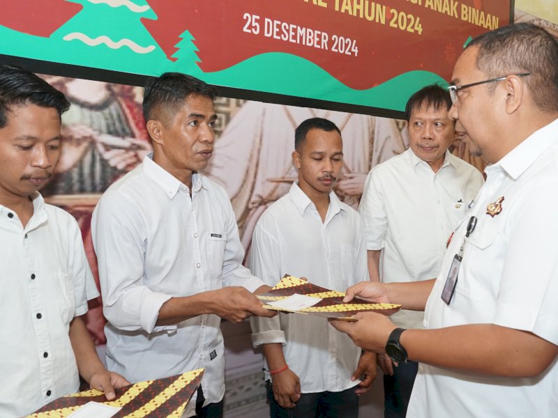 Penyerahan SK remisi dilakukan oleh Kepala Rutan Kelas I Makassar, Jayadikusumah, dalam upacara yang berlangsung di Gereja Oikumene Rutan Kelas I Makassar, Rabu (25/12/2024). @Jejakfakta/Istimewa