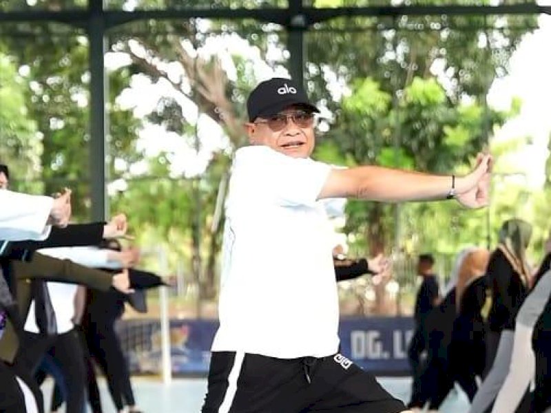 Direktur Utama Perumda Air Minum Makassar Beni Iskandar, Jumat (29/11/2024) pagi, senam pagi bersama segenap pegawainya di pelataran Kantor Pusat Perumda Air Minum Kota Makassar, Jl Sam Ratulangi, Kota Makassar. 