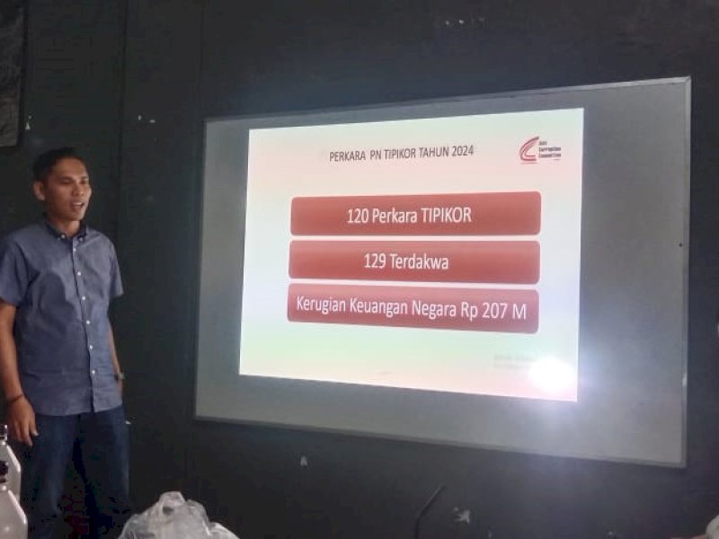 Hamka, Wakil Ketua Eksternal ACC Sulawesi, saat konferensi pers di Kantor ACC Sulawesi, Selasa (31/12/2024). @Jejakfakta/Samsir