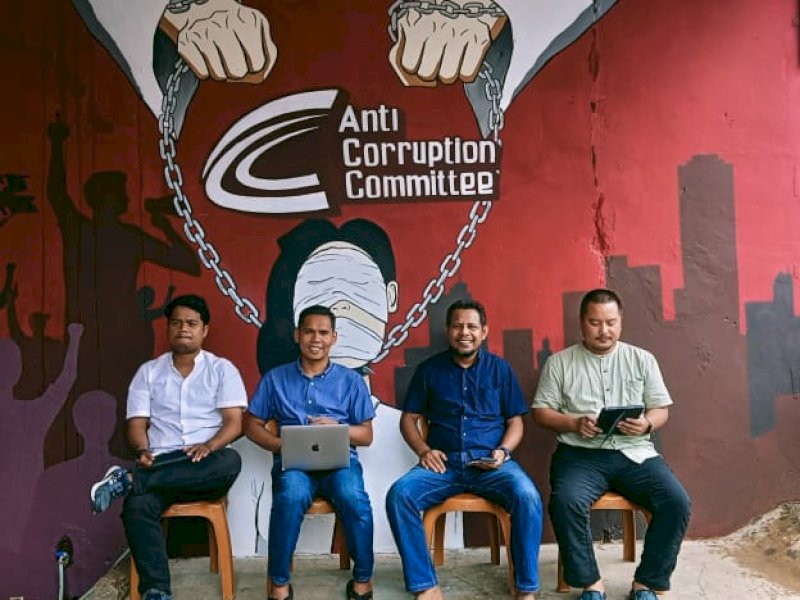 Peneliti Anticorruption Committee (ACC) Sulawesi saat konferensi pers Catahu 2024, di Kantor BP ACC Sulawesi, Jl AP Pettarani, Kota Makassar, Selasa (31/12/2024).