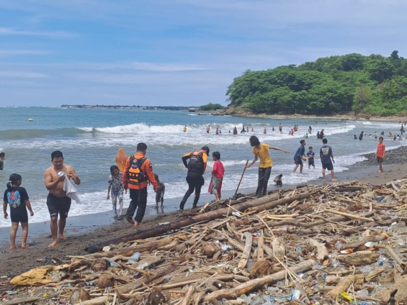 Tim Siaga SAR Khusus Natal dan Tahun Baru (Nataru) berhasil menyelamakan seorang remaja yang tenggelam saat berenang di pinggir pantai Lumpue, Parepare, pada Rabu (1/1/2025). @Jejakfakta/Basarnas