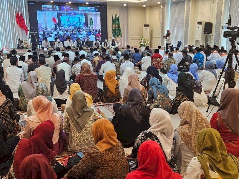 Ratusan Aparatur Kementerian Agama khusyuk dalam lantunan zikir dan doa bersama di Aula Kanwil Kemenag Sulsel, Jalan Nuri 53 Makassar, pada Kamis (2/1/2025). @Jejakfakta/Istimewa