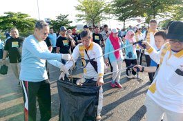 Permabudhi Sulsel Ikut Jalan Sehat HAB ke-79 Sambil Bersih-Bersih Lingkungan
