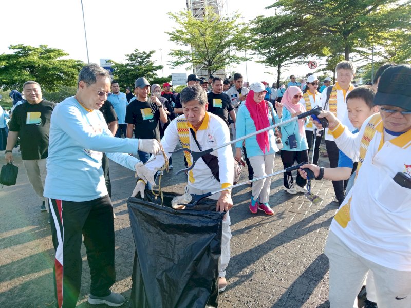 Puluhan anggota Persatuan Umat Buddha Indonesia (Permabudhi) Sulawesi Selatan (Sulsel) dan Permabudhi Makassar menggelar aksi bersih-bersih di sekitar rumah ibadah alam rangka memperingati Hari Amal Bhakti (HAB) ke-79 Kemenag RI, Sabtu (4/1/2025). @Jejakfakta/Istimewa