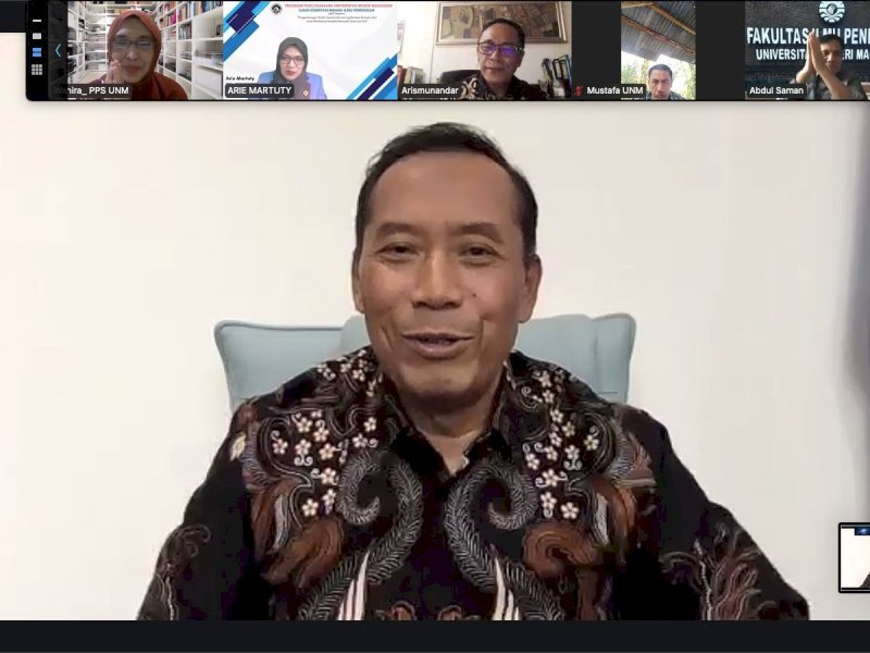 Wakil Mendistisaintek Prof Fauzan jadi penguji program S3 dari dosen Unismuh Makassar secara daring, Sabtu,(4/1/2025). @Jejakfakta/HumasUnismuh