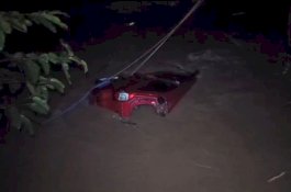 Diduga Tak Kuasai Medan Jalan, Sebuah Mobil Terjung ke Sungai di Pattallassang Gowa