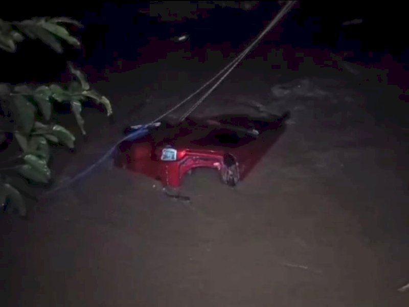 Mobil yang mengangkut delapan orang penumpang terjun ke sungai di Desa Timbuseng, Kecamatan Pattallassang, Kabupaten Gowa, Sulawesi Selatan (Sulsel), pada Sabtu (4/1/2025) dini hari. @Jejakfakta/dok. Istimewa