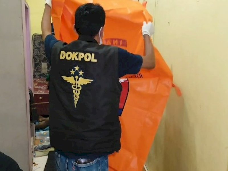 Tim Dokpol tiba di lokasi, kemudian mengirim jasad ke Rumah Sakit Bhayangkara Makassar untuk diotopsi. @Jejakfakta/Istimewa