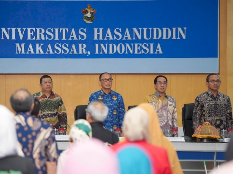 Pj Gubernur Sulsel Prof Zudan Arif Fakhrulloh bersama Rektor Unhas Prof Jamaludin Jompa saat penandatangan MoU di Ruang Senat Rektorat Universitas Hasanuddin, Sabtu, (4/01/2025). @Jejakfakta/Foto: Istimewa