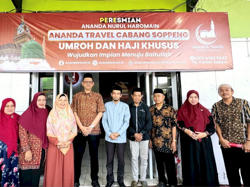 Kepala Seksi Penyelenggaraan Haji dan Umrah, H. Musriadi, yang mewakili Kepala Kantor Kementerian Agama Kabupaten Soppeng menghadiri peresmian kantor Travel Ananda pada Minggu (5/1/2025). @Jejakfakta/Istimewa