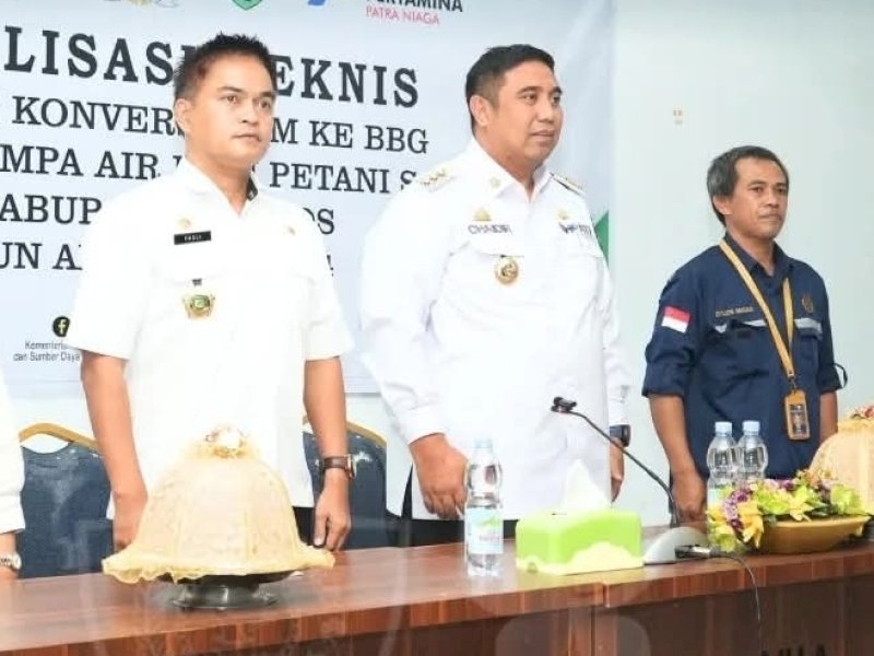 Kepala Dinas Pertanian dan Ketahanan Pangan Kabupaten Maros, Fadli (kiri) bersama Bupati Chaidir Syam, hadir di sebuah kegiatan beberapa waktu lalu. @Jejakfakta/Istimewa