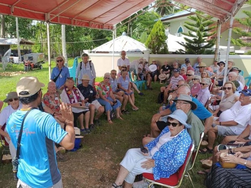 Wisatawan mancanegara berkunjung ke Tanah Beru, Kecamatan Bontobahari, Kabupaten Bulukumba tahun 2024 lalu. Rencana kembali akan berkunjung pada Jumat, 10 Januari 2025 mendatang. @Jejakfakta/dok. Pemkab Bulukumba