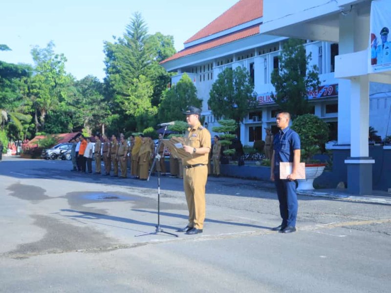 Bupati Pangkep, Muhammad Yusran Lalogau (MYL), memimpin langsung upacara di halaman Kantor Sekretariat Kabupaten Pangkep, Senin (6/1/2025). @Jejakfakta/Istimewa