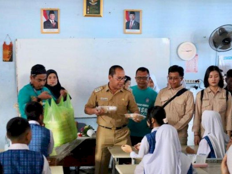 Wali Kota Makassar, Danny Pomanto melaunching Program Makan Bergizi Gratis (MBG) di SMP Negeri 1 Makassar, Jl Baji Areng, Kelurahan Baji Mappakasunggu, Kecamatan Mamajang, Senin (6/1/2025). @Jejakfakta/Humas Pemkot Makassar