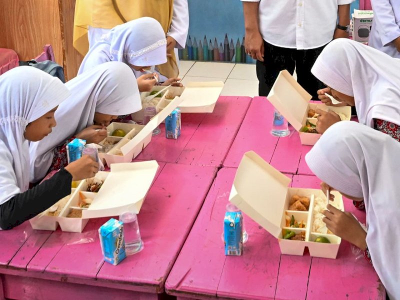 Pemkab Maros secara resmi meluncurkan Program Makan Bergizi Gratis (MBG) dilakukan secara bertahap untuk Anak dan Ibu hamil hari ini, Senin (6/1/2025). @Jejakfakta/DisKominfo SP