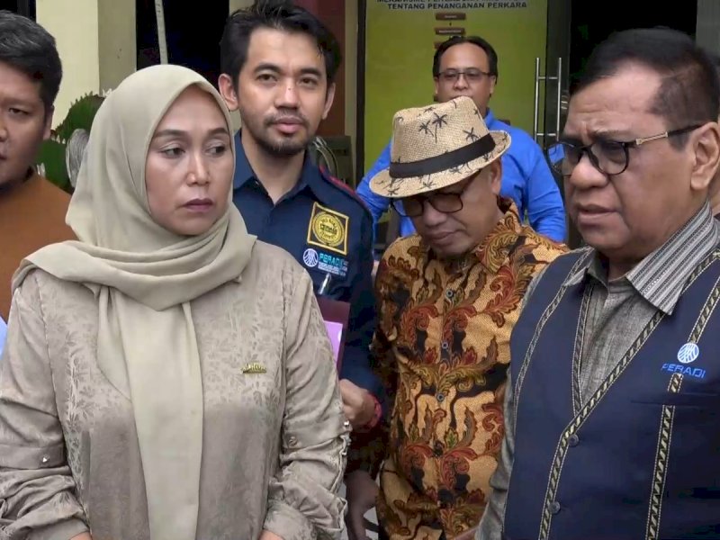 Istri korban, Maryam bersama Ketua Tim Pencari Fakta (TPF) Tadjuddin Rahman memberikan keterangan sebagai saksi di Kantor Polda Sulawesi Selatan,  Senin  (6/1/2025). @Jejakfakta/Samsir